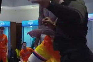 球队氛围这么嗨皮？！黄蜂主帅此前和三球激情庆祝赢球😂